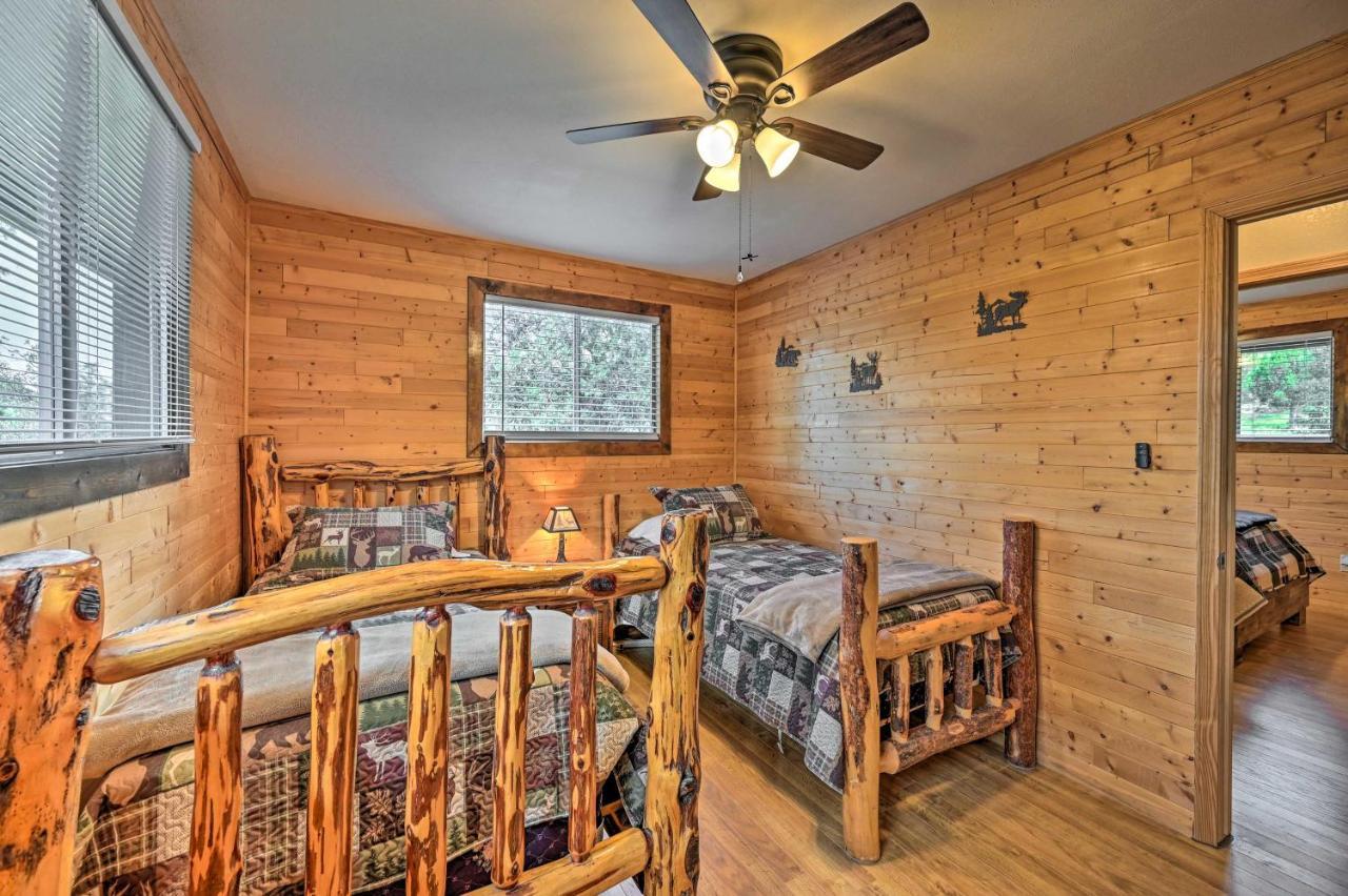 Peaceful Strawberry Cabin Fire Pit And Hot Tub Pine ภายนอก รูปภาพ